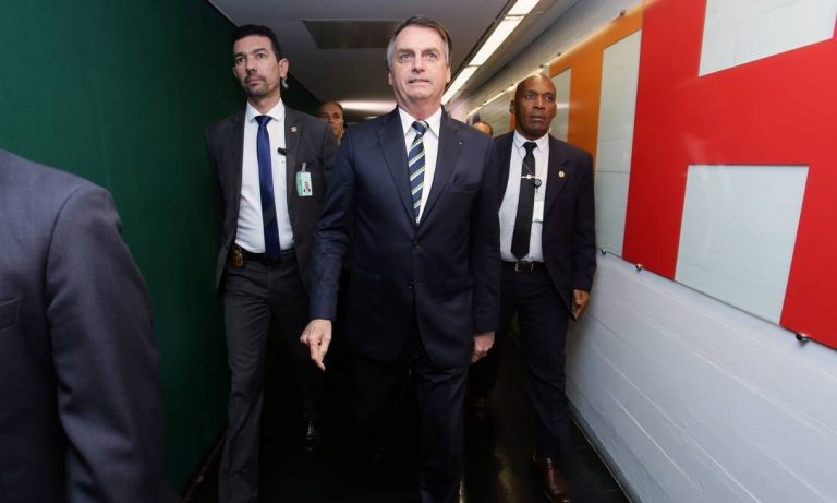 Bolsonaro entrega na Câmara projeto que aumenta de 20 para 40 pontos o limite para o motorista perder a carteira