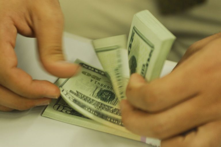 Após eleições na Argentina, dólar aproxima-se de R$ 4