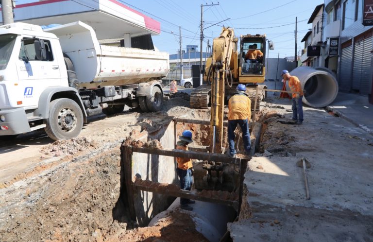 Obra na rua Santa Helena provoca desvio no trânsito