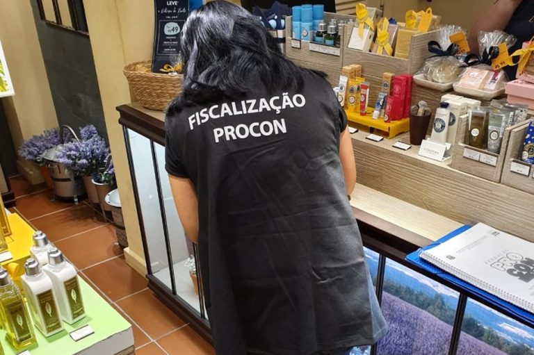 Procon multa seis estabelecimentos em operação do Dia dos Pais