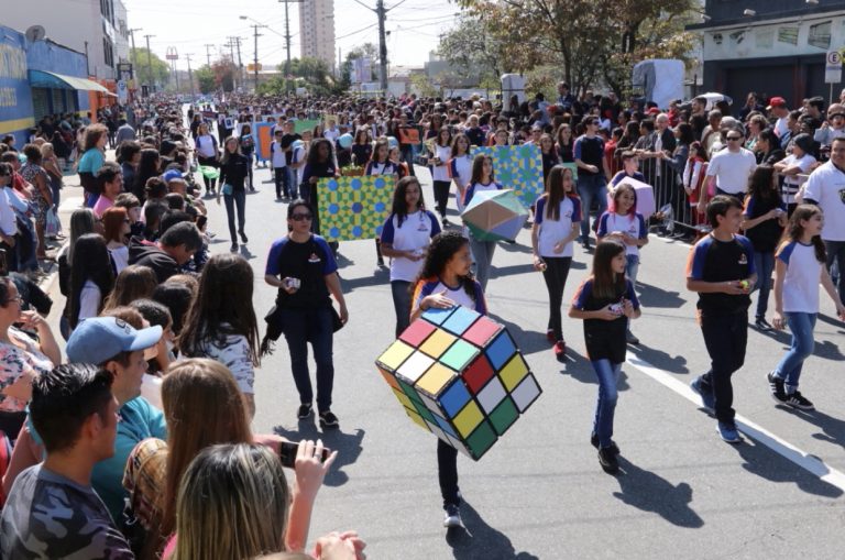 Desfile Cívico acontece na avenida Nove de Julho