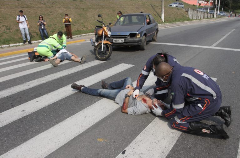 Simulação de acidente busca conscientização sobre trânsito seguro na Av. Lucas Nogueira Garcez