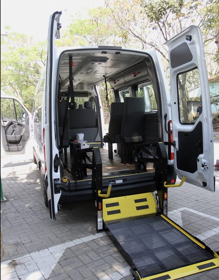 Jacareí recebe carro adaptado para transporte de deficientes