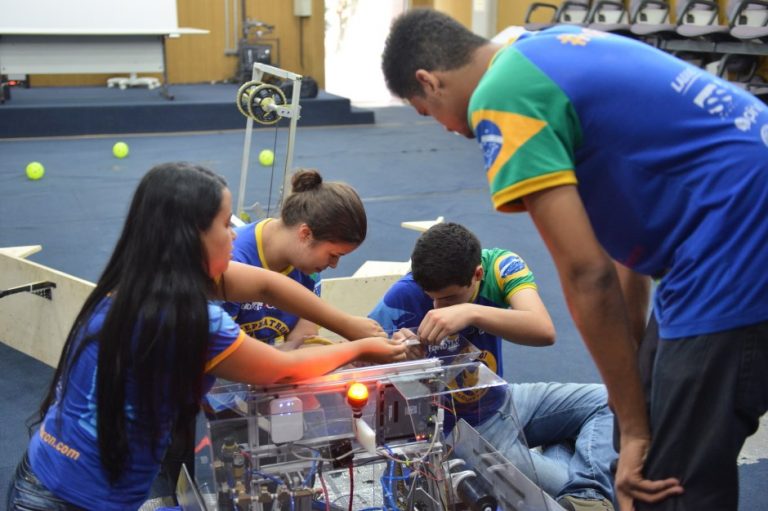 Equipe da região se prepara para competição nacional de robótica