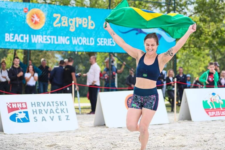 Camila Fama é campeã mundial de beach wrestling na Croácia