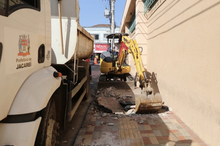 Prefeitura inicia troca de calçada do Mercado Municipal