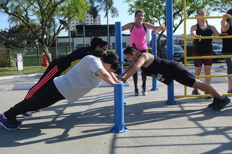 Centro da Juventude implanta academia de calistenia