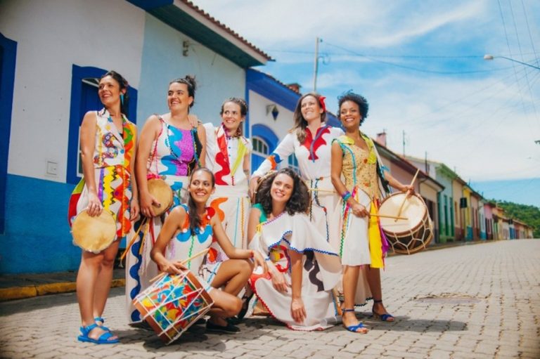 Banda Sianinhas anima Vicentina Aranha com música popular