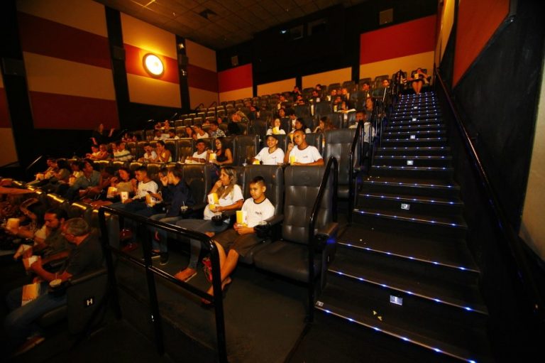 Fundhas leva 200 alunos ao cinema em aula diferenciada