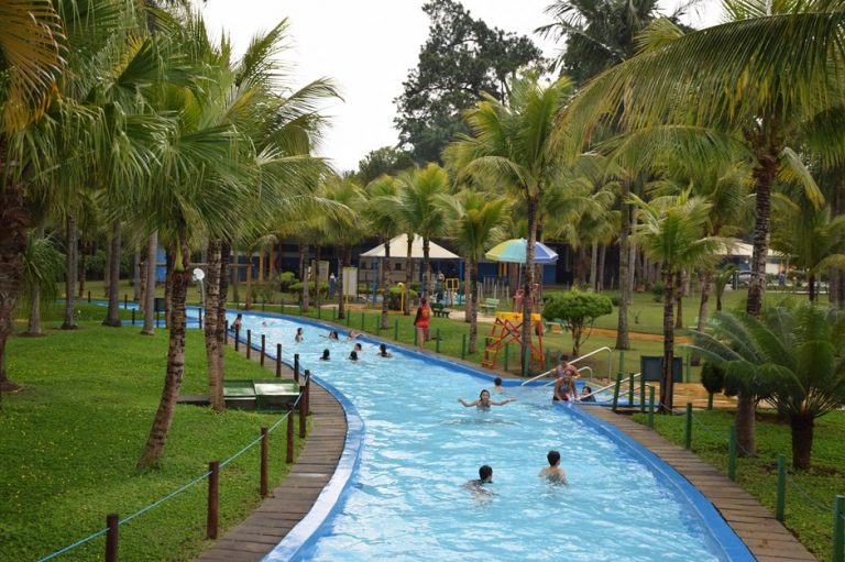 Fundhas celebra mês das crianças com passeio a parque aquático