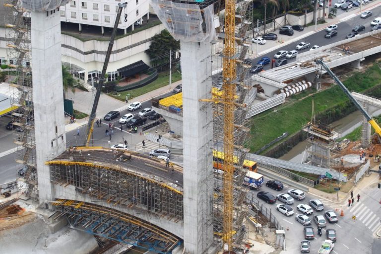 Obras do Arco da Inovação mudam passagem de pedestres