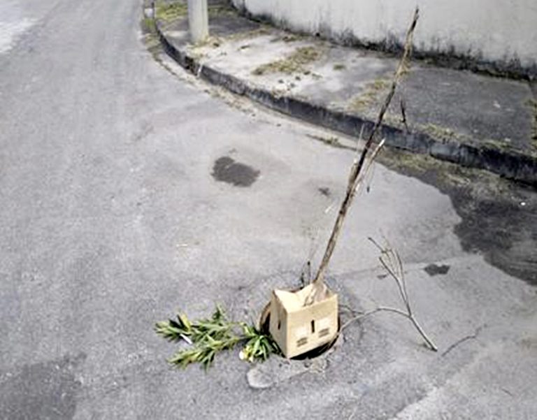 Bueiro sem tampa é armadilha em rua do Parque dos Sinos