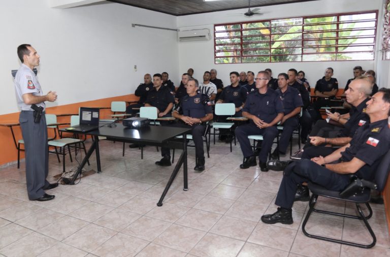 Guardas civis participam de curso em Jacareí