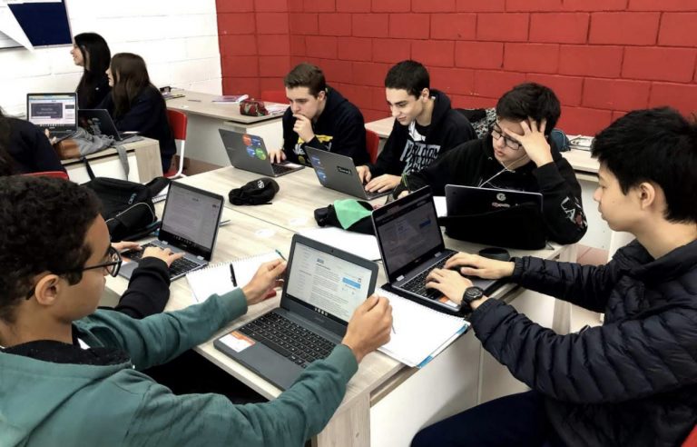 Escola de São José aposta em tecnologia que substitui livros