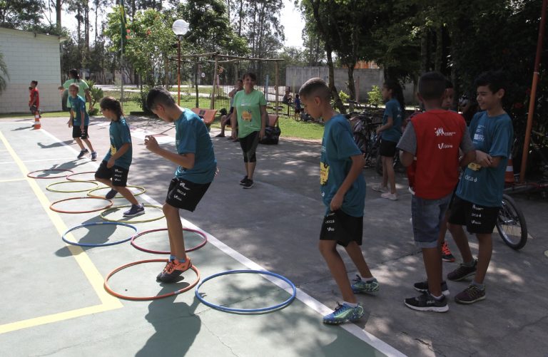 Lançamento de projeto federal reúne alunos municipais