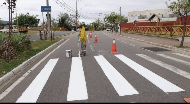 Jacareí reforma 75 faixas de pedestres com material antiderrapante e refletivo