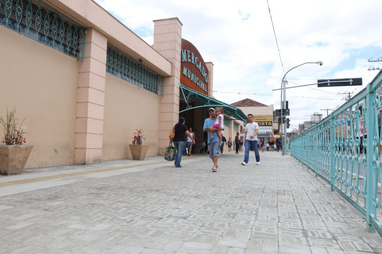 Troca  de piso da calçada do  Mercado Municipal é finalizada