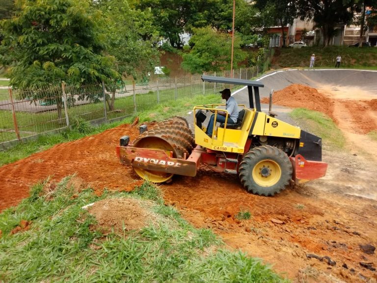 Pista de bicicross passa por manutenção