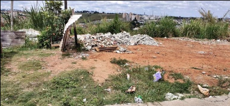 Descarte irregular de lixo e entulho revoltam moradores do Parque dos Príncipes