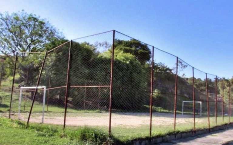 Pragas proliferam em campo de futebol no Jardim Esperança