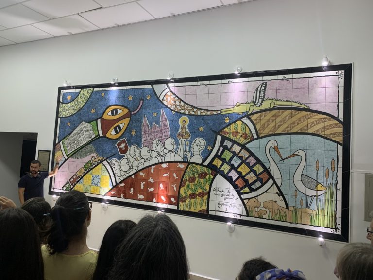 Biblioteca inaugura exposição com mural de azulejos