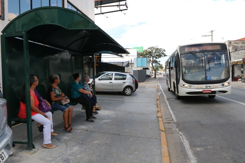 Após notificação da Prefeitura, JTU instala  novo abrigo de ônibus na Av. Siqueira Campos