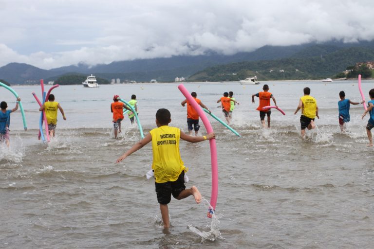 Programa de Jacareí leva mais de 300 crianças para a praia