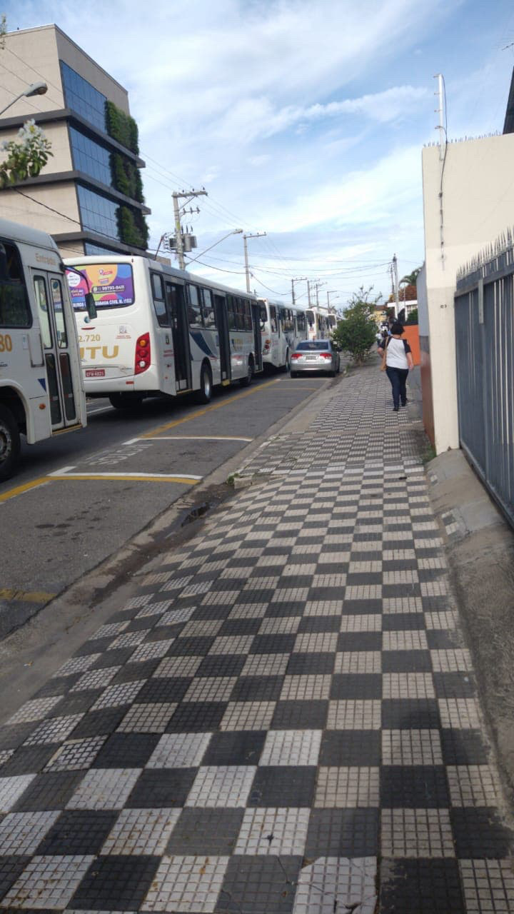 Motoristas de ônibus protestam contra corredores em Jacareí