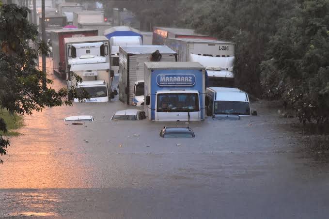 Chuva alaga ruas e provoca caos em São Paulo