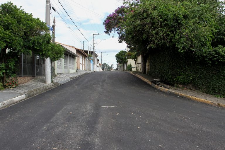 Obras de recapeamento na Rua das Paineiras, no Jardim Primavera ainda não terminaram