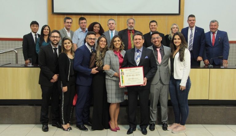 Pastor de igreja evangélica recebe título de cidadão jacareiense