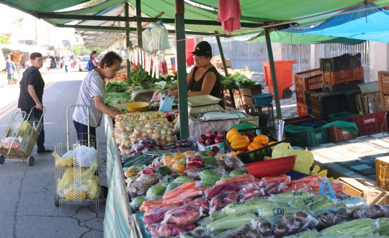 Feiras livres e Mercado Municipal continuam em atividade