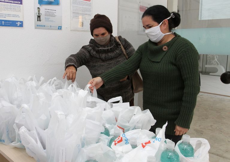 Prefeitura doa ‘kit de segurança’ aos ambulantes para retomada parcial dos trabalhos