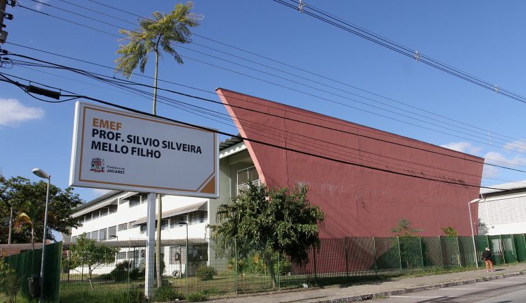 Escola de Jacareí faz carreata para matar saudades entre alunos e professores