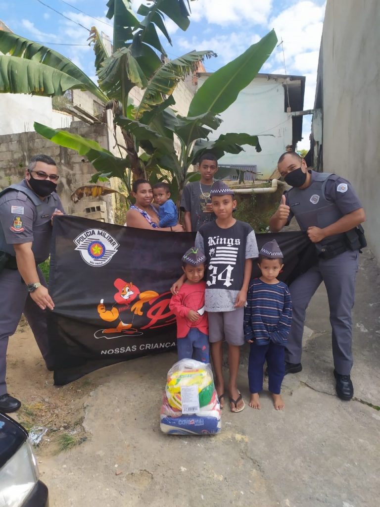 Ação Social da PM leva cestas básicas à famílias de alunos do Proerd em Jacareí