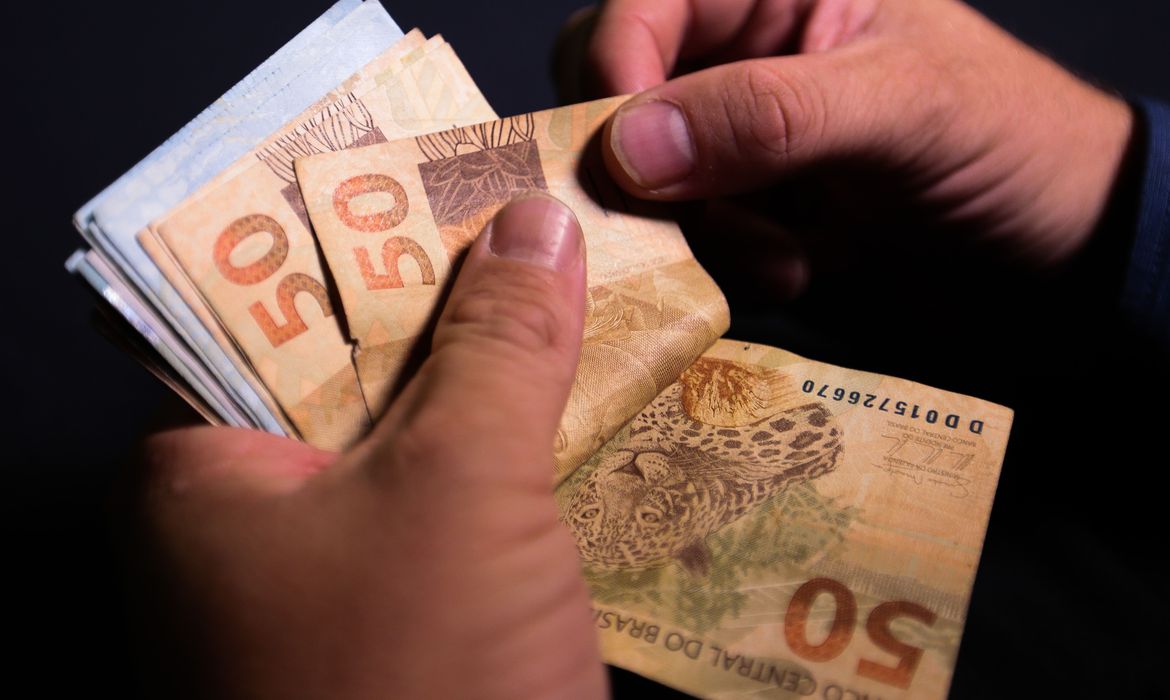 Governo prevê salário mínimo de R$ 1.088 a partir de 2021