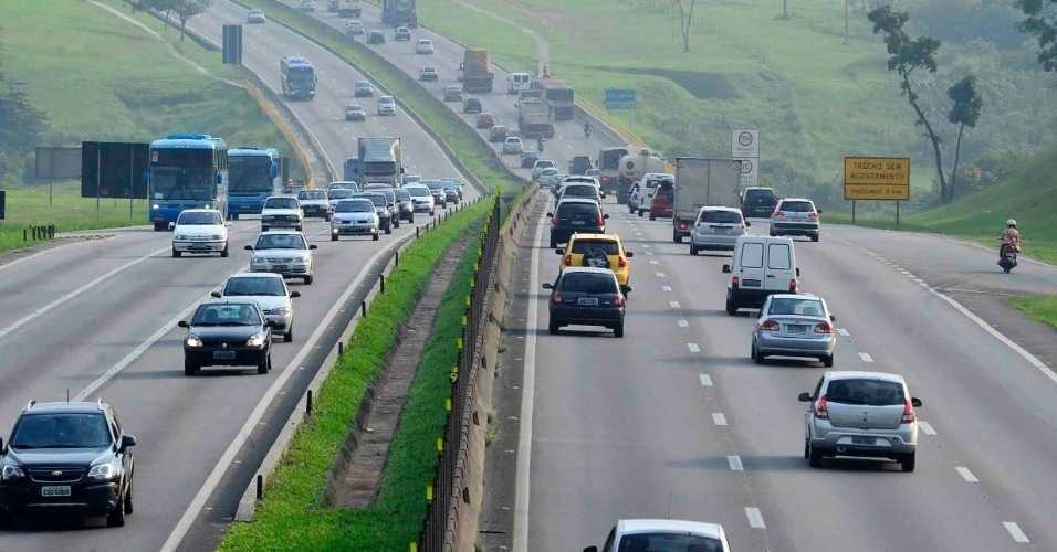 Trecho da via Dutra, em Jacareí, recebe obras de recuperação de pavimento