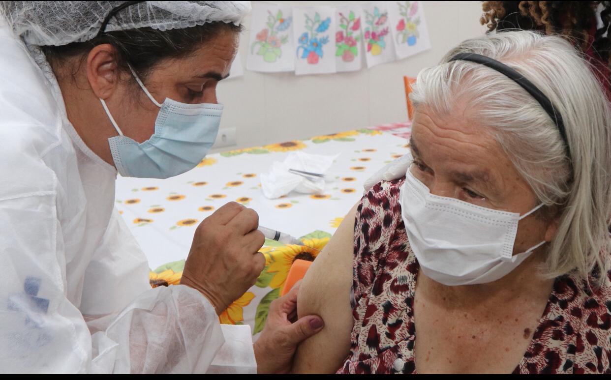 178 idosos com mais de 90 anos são vacinados em suas casas em Jacareí