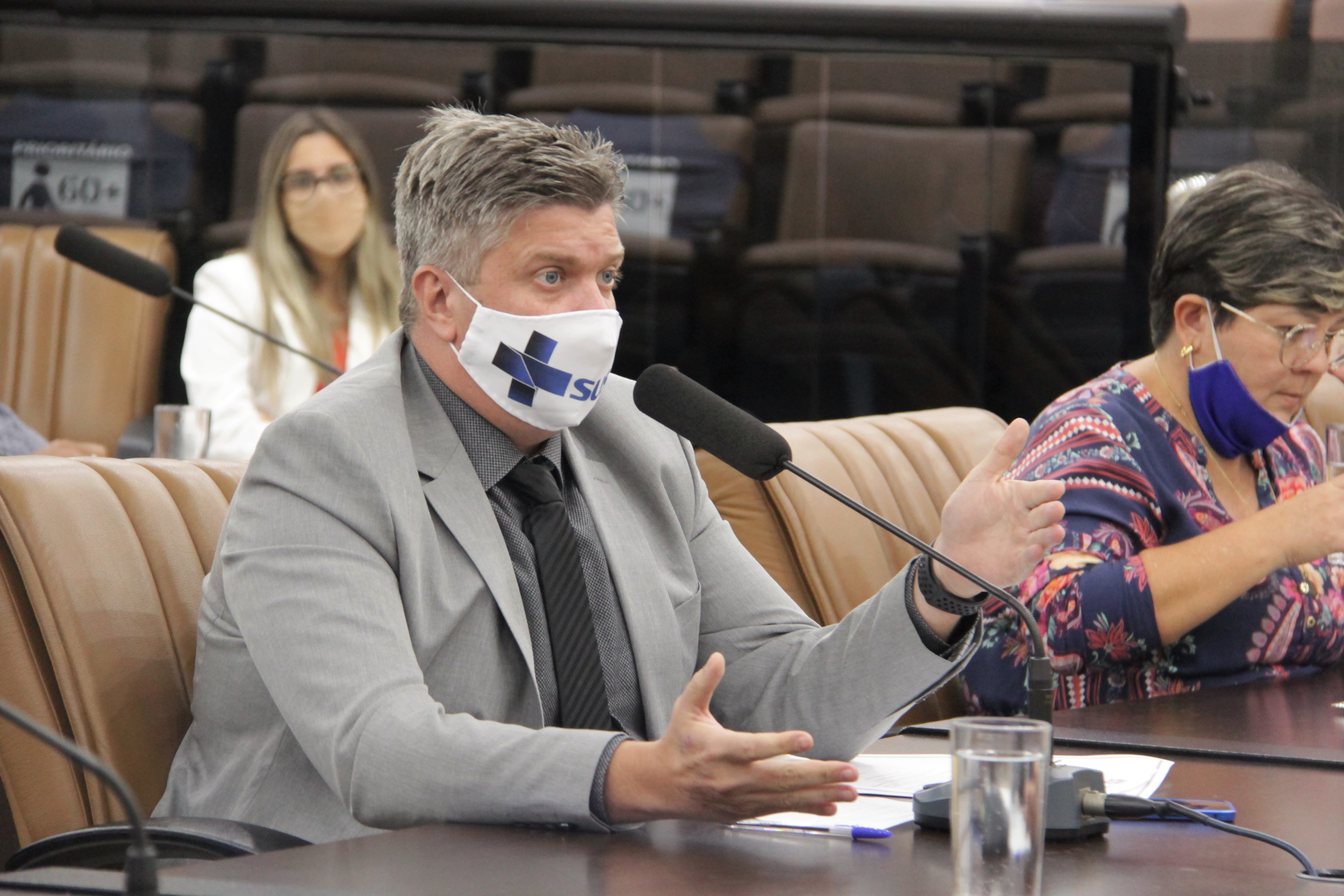 Dr. Rodrigo Salomon questiona prefeito sobre quadro de médicos no Hospital de Retaguarda Covid