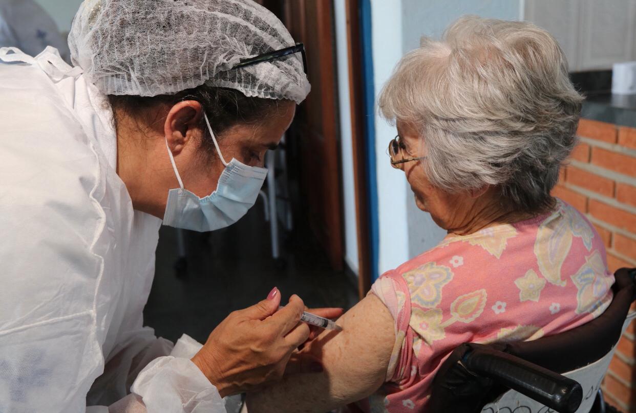 Com a chegada de mais 2.950 doses da Coronavac, Jacareí inicia vacinação em domicílio de todos os idosos acima de 90 anos