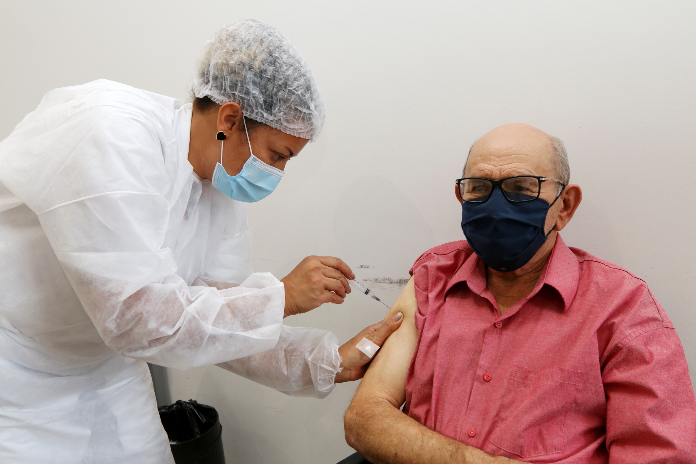 Idosos de 76 anos, nascidos em 1945, serão vacinados na segunda-feira em Jacareí