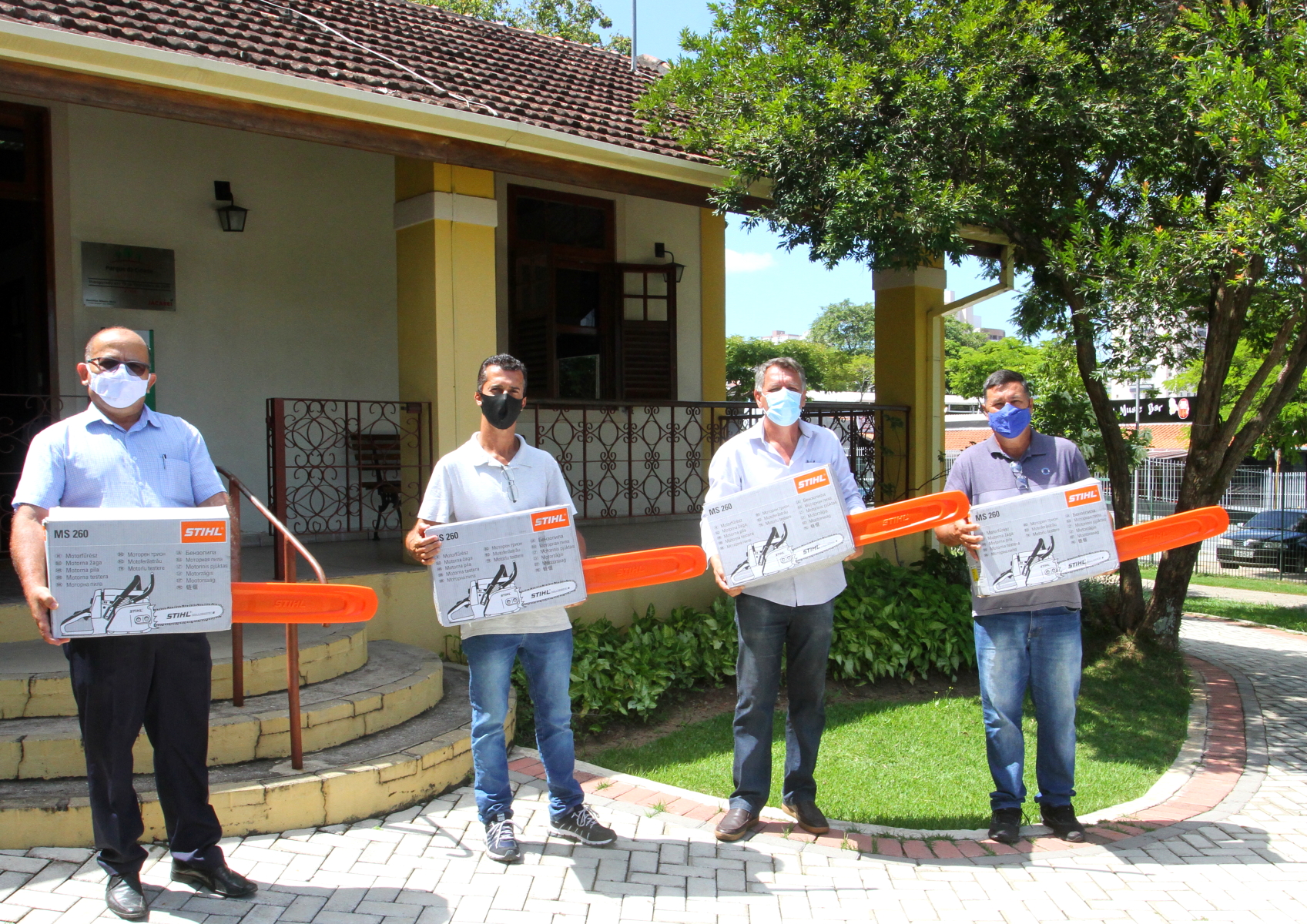 Subprefeituras de Jacareí recebem novas motosserras para zeladoria e manutenção