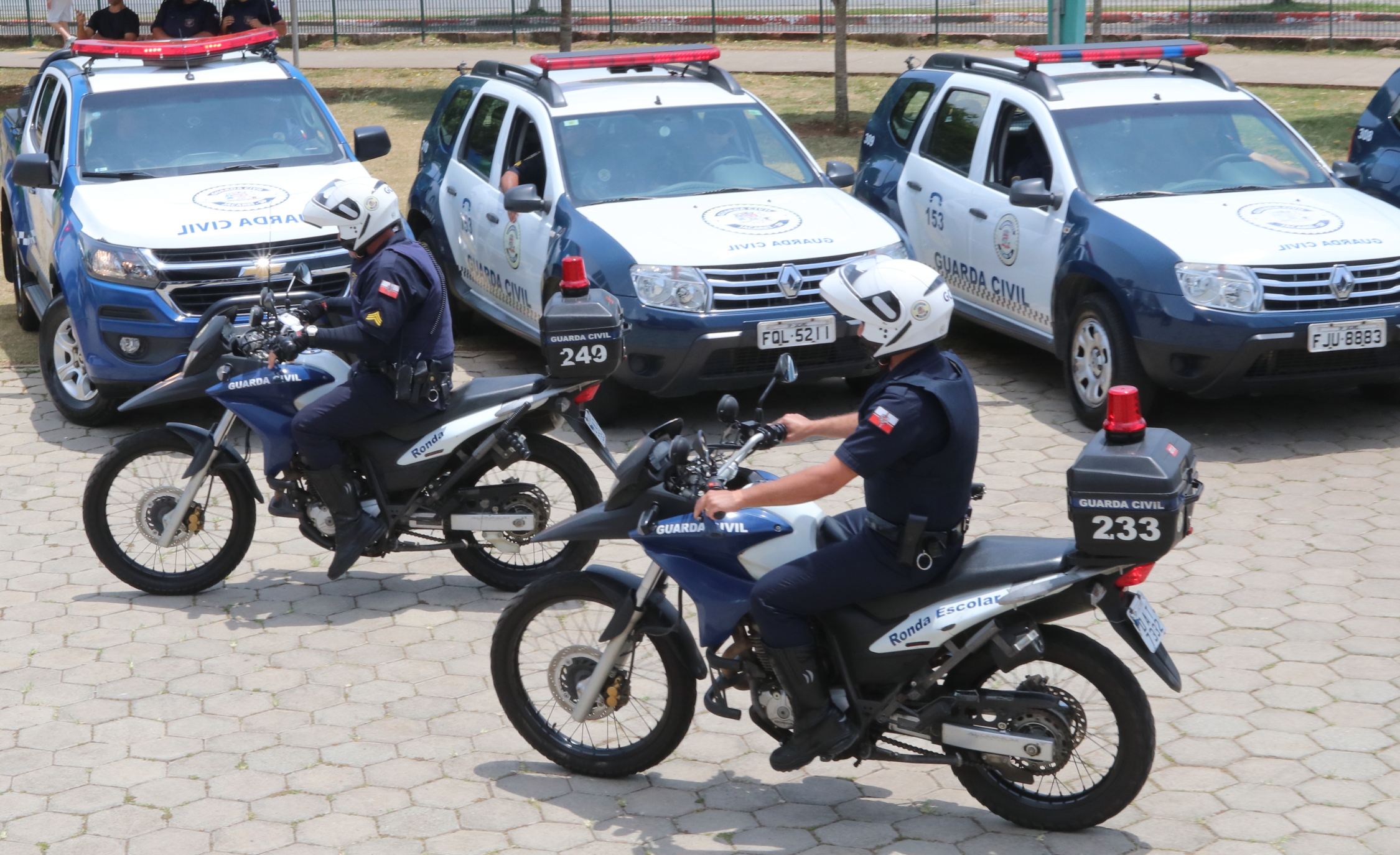 Vigilância e Fiscalização de Posturas fecham adega em Jacareí, com apoio da GCM e Força Tática da PM