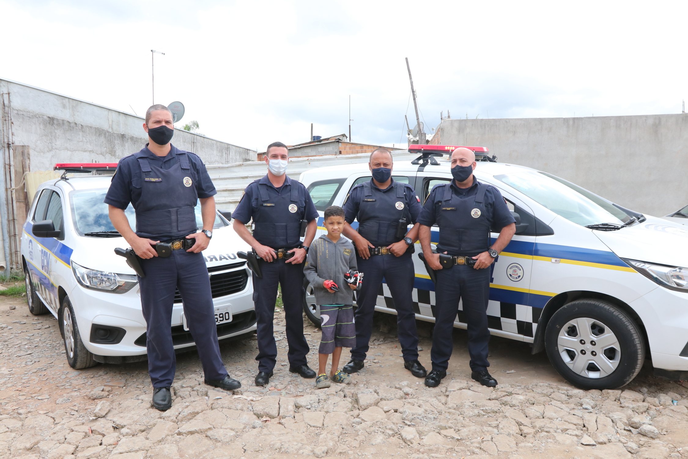 Garoto de 8 anos recebe homenagem da Guarda Civil de Jacareí no dia do aniversário