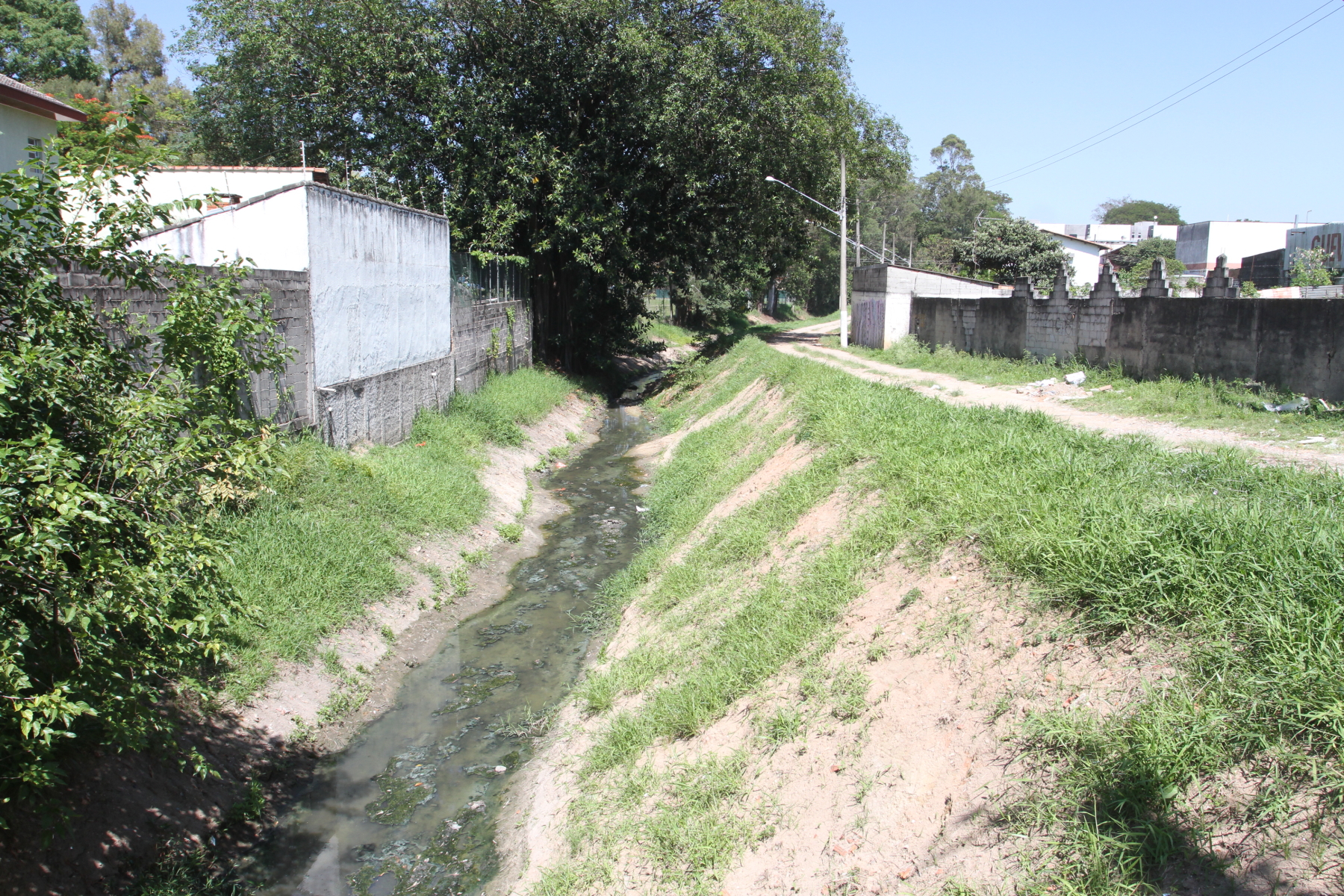 Justiça revoga liminar que impedia obras nos imóveis particulares vizinhos à vala do Jardim Siesta