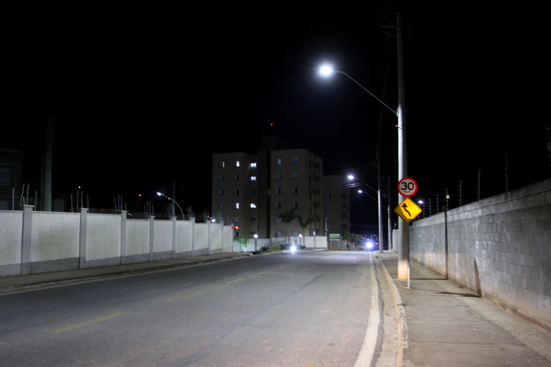 Nova iluminação em LED são instaladas na Rua Nadim Ruston