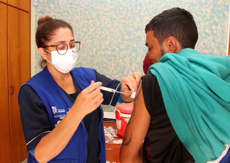 Jacareí aplica vacina contra a Influenza na população em situação de rua