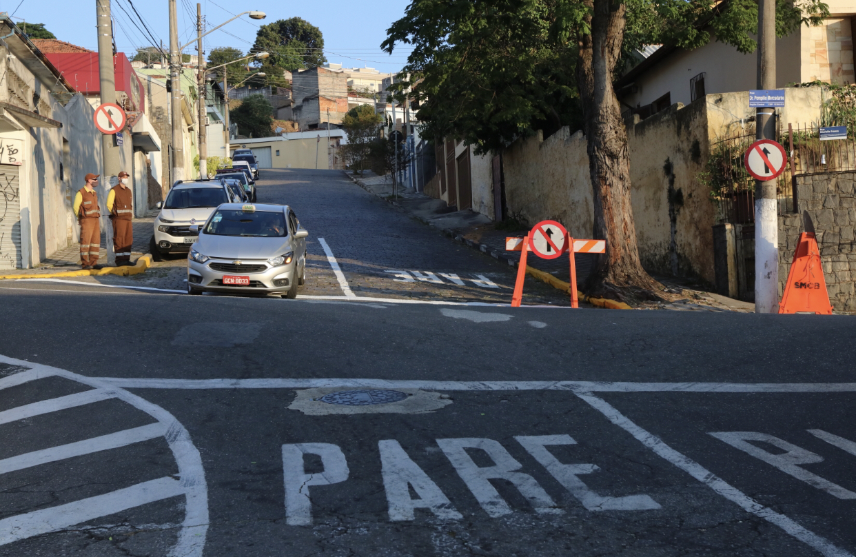 Trecho da rua Olímpio Catão recebe alteração de sentido de tráfego