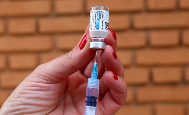 Jacareí imuniza população em situação de rua com vacina de dose única contra a Covid-19