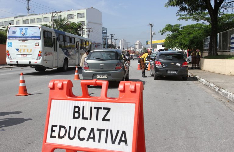 Jacareí realiza ações com agentes públicos, motoristas e jovens